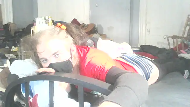 Snapshot of Valarie83 chatting on February 12, 2025, 1:19 am Valarie83 online show from February 12, 2025, 1:19 am