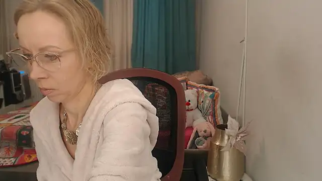 LuxuryNika online show from April 8, 2026, 2:40 pm