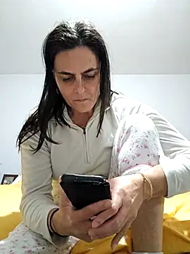 Snapshot of IsabelleCraft chatting on November 17, 2025, 8:57 pm IsabelleCraft online show from November 17, 2025, 8:57 pm