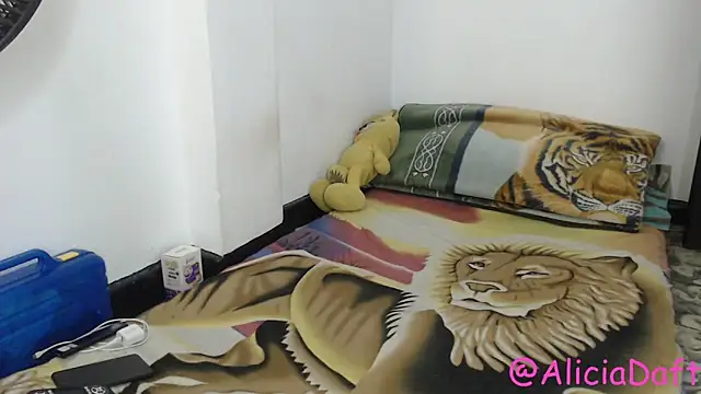 Snapshot of Smoke_trip_Alicia chatting on May 1, 2026, 7:19 pm Smoke trip Alicia online show from May 1, 2026, 7:19 pm