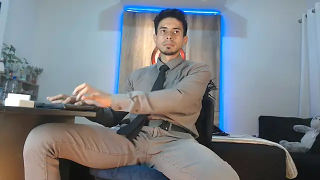 Andrew 4  online show from November 16, 2025, 8:30 am