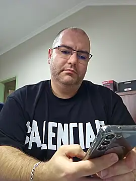 Snapshot of Andrew1900529 chatting on November 27, 2025, 8:37 am Andrew1900529 online show from November 27, 2025, 8:37 am