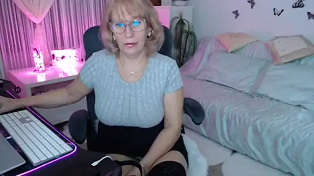 Snapshot of Ghertrude52 chatting on November 4, 2025, 4:05 am Ghertrude52 online show from November 4, 2025, 4:05 am