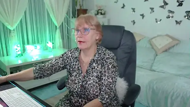 Snapshot of Ghertrude52 chatting on November 18, 2025, 4:05 am Ghertrude52 online show from November 18, 2025, 4:05 am