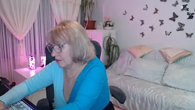 Snapshot of Ghertrude52 chatting on November 15, 2025, 4:05 am Ghertrude52 online show from November 15, 2025, 4:05 am