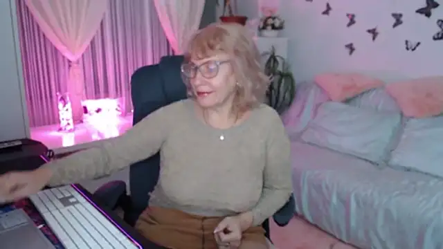 Snapshot of Ghertrude52 chatting on November 7, 2025, 4:06 am Ghertrude52 online show from November 7, 2025, 4:06 am