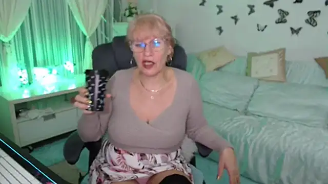 Snapshot of Ghertrude52 chatting on November 22, 2025, 4:11 am Ghertrude52 online show from November 22, 2025, 4:11 am