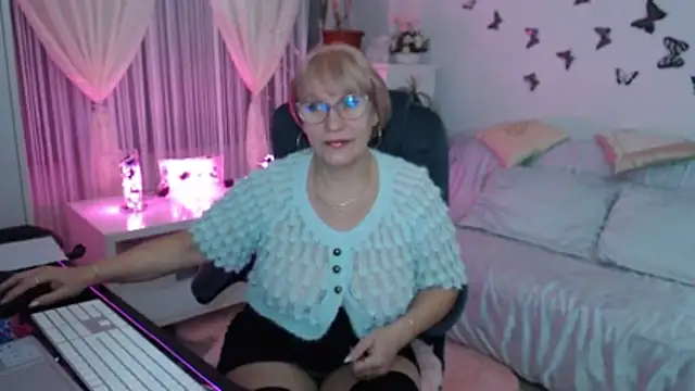 Snapshot of Ghertrude52 chatting on November 14, 2025, 4:05 am Ghertrude52 online show from November 14, 2025, 4:05 am