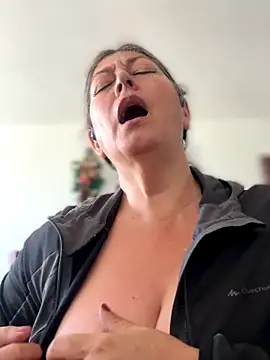 Snapshot of emma_tour chatting on November 17, 2025, 8:35 pm emma tour online show from November 17, 2025, 8:35 pm