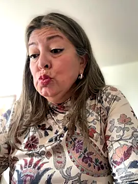 Snapshot of emma_tour chatting on November 15, 2025, 1:48 pm emma tour online show from November 15, 2025, 1:48 pm