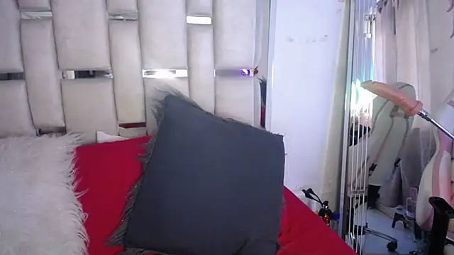 chelaqueen  online show from October 11, 2025, 8:21 pm