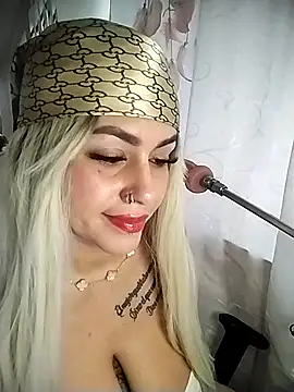 Snapshot of chelaqueen_ chatting on February 27, 2026, 8:41 pm chelaqueen online show from February 27, 2026, 8:41 pm