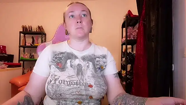 Snapshot of kisicaxx chatting on October 29, 2025, 5:56 pm kisicaxx online show from October 29, 2025, 5:56 pm