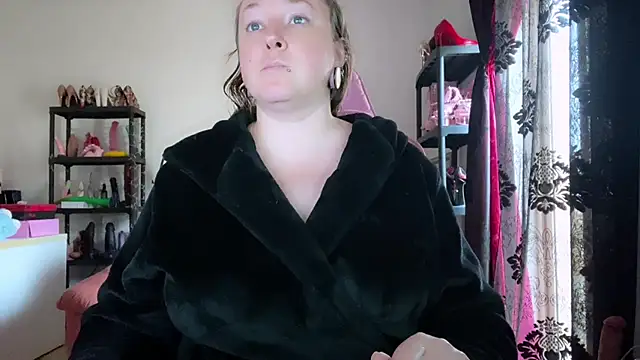 kisicaxx online show from April 4, 2026, 3:18 pm