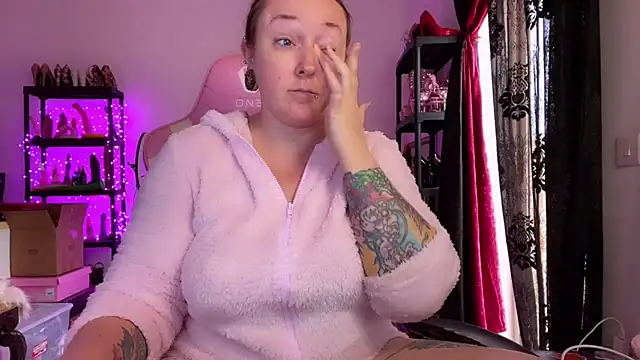 Snapshot of kisicaxx chatting on November 17, 2025, 1:59 pm kisicaxx online show from November 17, 2025, 1:59 pm