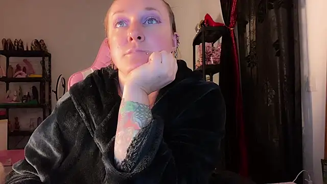 Snapshot of kisicaxx chatting on November 25, 2025, 6:41 pm kisicaxx online show from November 25, 2025, 6:41 pm