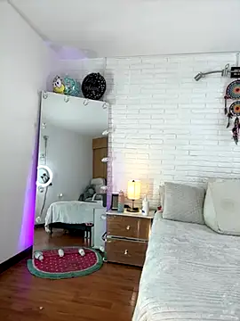 hollythomson online show from October 28, 2025, 5:12 pm