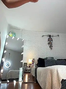 hollythomson online show from January 14, 2026, 1:20 am