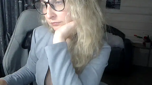 RubiLakros online show from November 6, 2025, 12:09 pm