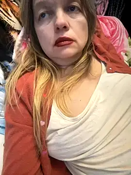 Snapshot of Susanel chatting on December 16, 2025, 6:56 pm Susanel online show from December 16, 2025, 6:56 pm