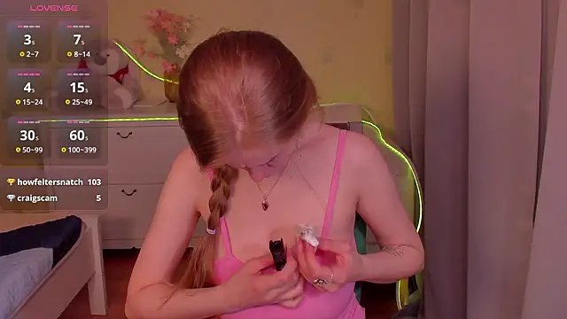 SweetMilkis online show from March 25, 2026, 9:52 am