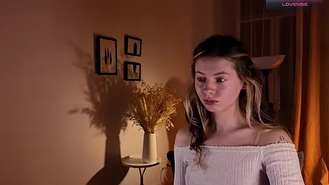 Snapshot of MelodyKey chatting on March 21, 2025, 2:29 pm MelodyKey online show from March 21, 2025, 2:29 pm