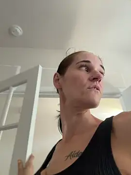 Snapshot of lolabunny9 chatting on October 25, 2025, 5:46 pm lolabunny9 online show from October 25, 2025, 5:46 pm