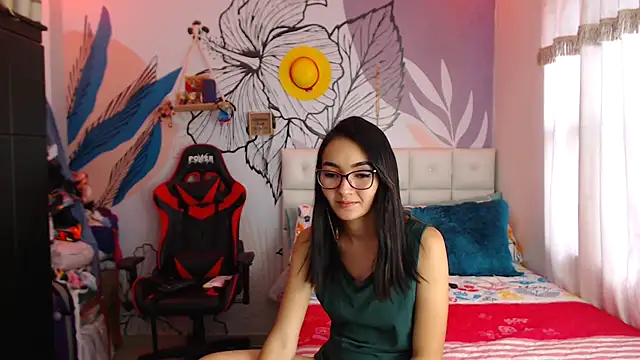 LinzyBaner online show from December 2, 2024, 9:45 pm