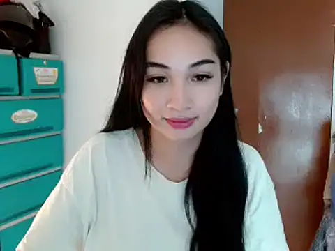 Snapshot of SweetLilly_18 chatting on December 23, 2024, 6:37 pm SweetLilly 18 online show from December 23, 2024, 6:37 pm
