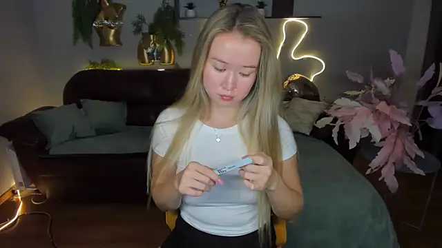 PollyOcean online show from October 24, 2025, 10:47 am