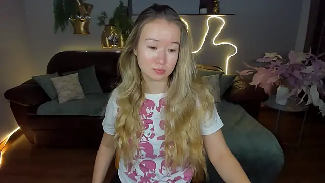 PollyOcean online show from September 10, 2025, 5:39 am