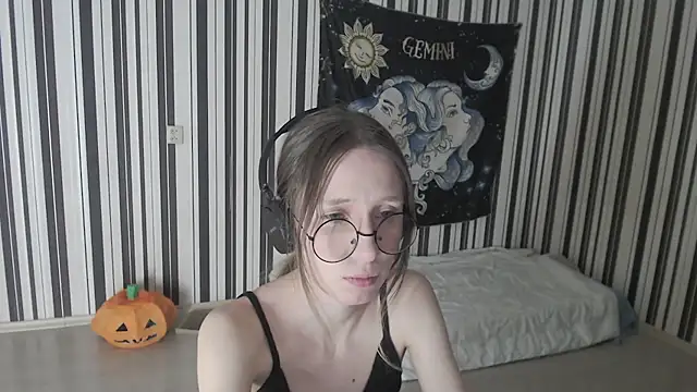  Hanna Moon  online show from November 17, 2025, 6:45 pm