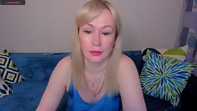 Snapshot of EllenMoore chatting on June 29, 2026, 3:02 am EllenMoore online show from June 29, 2026, 3:02 am