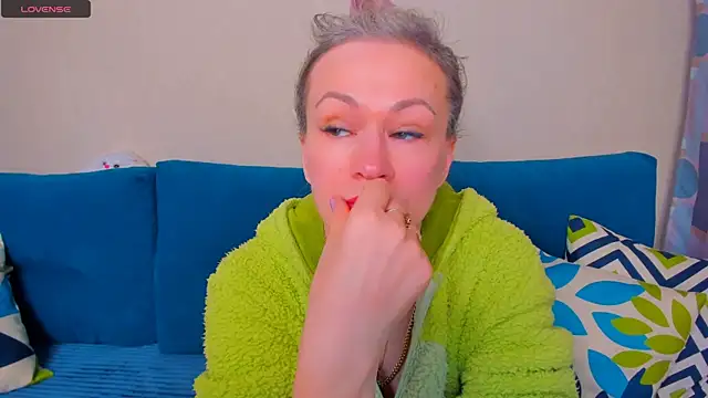 EllenMoore online show from October 24, 2025, 3:05 am