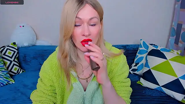 EllenMoore online show from March 17, 2026, 3:09 am