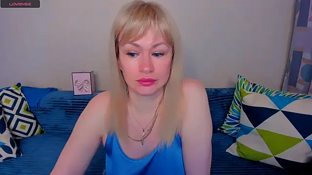 Snapshot of EllenMoore chatting on June 12, 2026, 3:04 am EllenMoore online show from June 12, 2026, 3:04 am