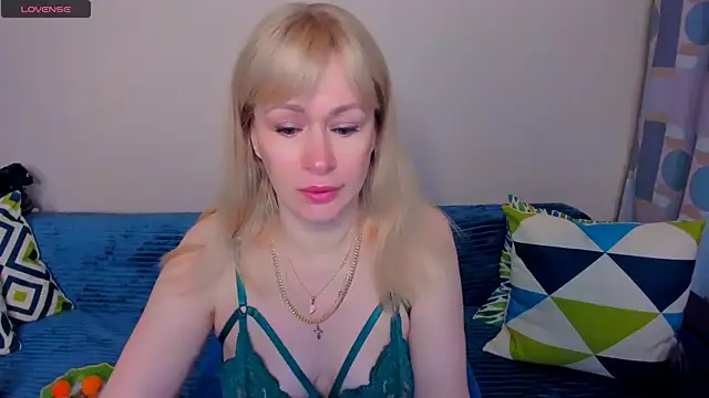 Snapshot of EllenMoore chatting on June 10, 2026, 3:52 am EllenMoore online show from June 10, 2026, 3:52 am