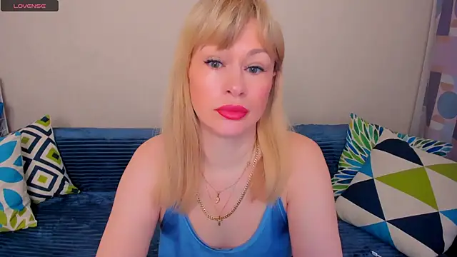 Snapshot of EllenMoore chatting on May 8, 2026, 3:10 am EllenMoore online show from May 8, 2026, 3:10 am