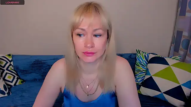 Snapshot of EllenMoore chatting on June 17, 2026, 3:06 am EllenMoore online show from June 17, 2026, 3:06 am