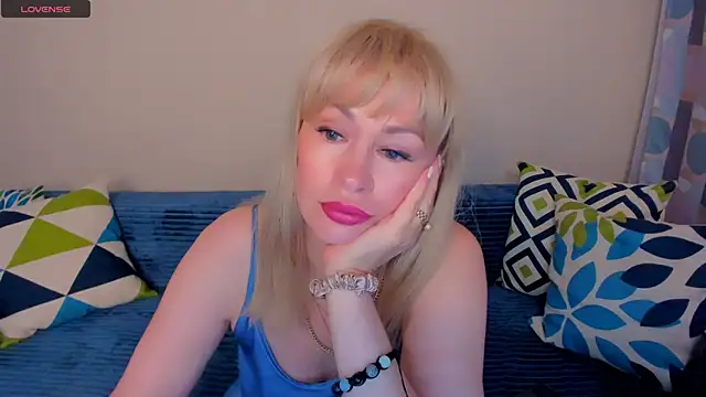 Snapshot of EllenMoore chatting on July 25, 2026, 3:03 am EllenMoore online show from July 25, 2026, 3:03 am