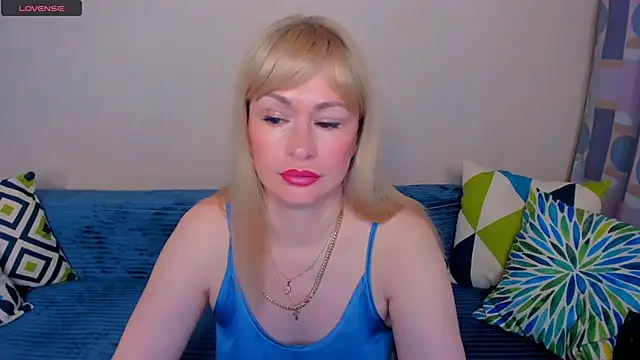 Snapshot of EllenMoore chatting on June 22, 2026, 3:25 am EllenMoore online show from June 22, 2026, 3:25 am