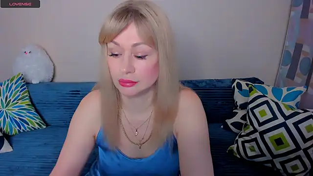 Snapshot of EllenMoore chatting on April 19, 2026, 3:07 am EllenMoore online show from April 19, 2026, 3:07 am