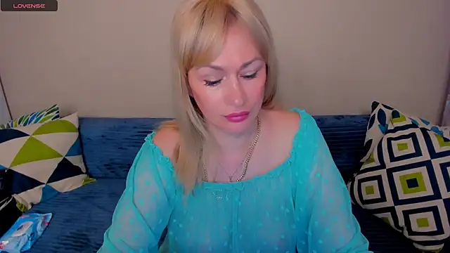 Snapshot of EllenMoore chatting on August 1, 2026, 3:04 am EllenMoore online show from August 1, 2026, 3:04 am