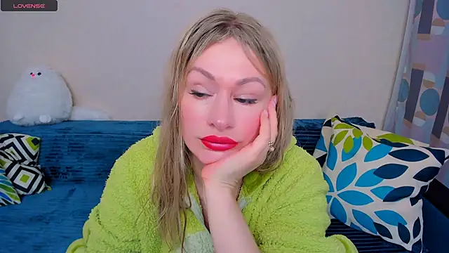 EllenMoore online show from March 11, 2026, 3:22 am