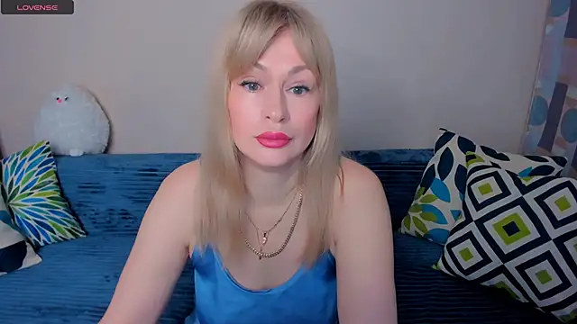 Snapshot of EllenMoore chatting on April 21, 2026, 3:13 am EllenMoore online show from April 21, 2026, 3:13 am