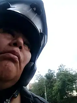 Brenda Berck  online show from April 8, 2026, 10:00 pm