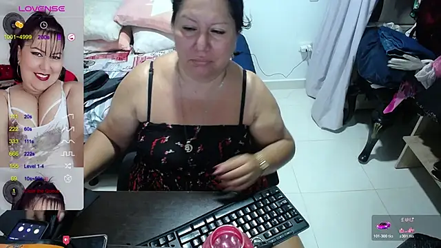 Snapshot of Brenda_Berck_ chatting on November 7, 2025, 3:44 am Brenda Berck online show from November 7, 2025, 3:44 am