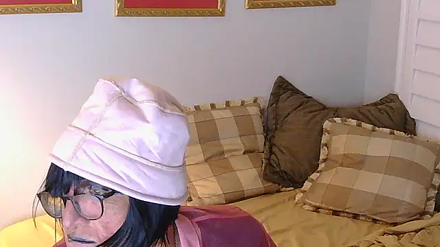 HelloKittyLapDog online show from May 6, 2026, 3:43 am