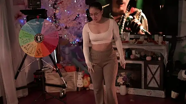 Nikki Torres online show from November 18, 2025, 7:17 pm