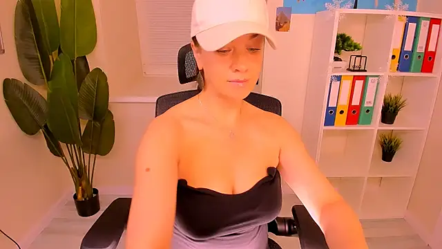 Snapshot of AnaMills chatting on December 23, 2025, 10:14 am AnaMills online show from December 23, 2025, 10:14 am